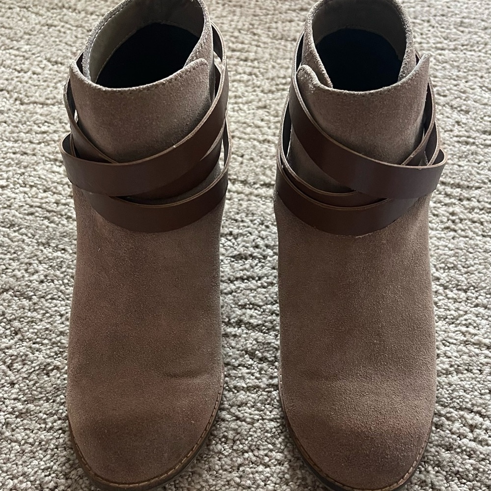 Beautiful DV suede ankle boots